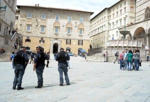 Piazza IV Novembre celere polizia