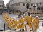 Sacerdoti in processione ad aprile scorso