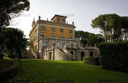 Perugia, 30 locali, 15 bagni, 8 suite e 11 ettari di parco: in vendita la splendida «Villa Sara» di Pila