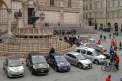 Le vetture parcheggiate in Piazza IV Novembre