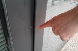 La porta forzata dai rapinatori (Foto Fabrizi)