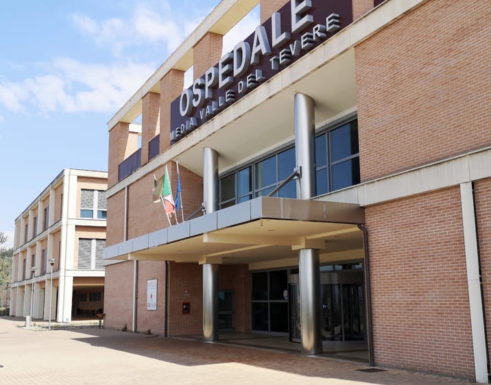 Una donna racconta le sue esperienze in un ospedale dopo il ricovero della madre, segnalando problemi di organico e mancanza di empatia