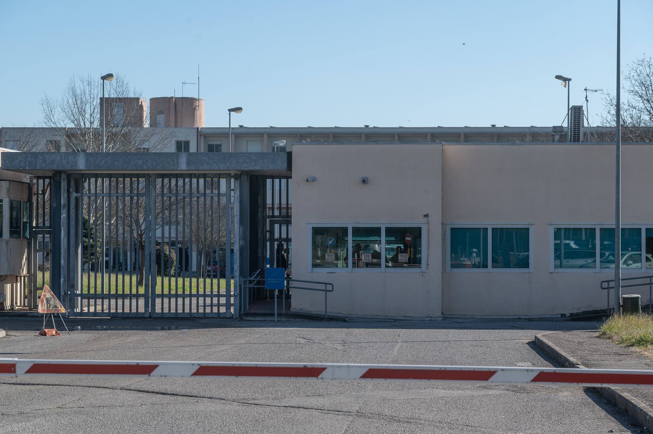 Facciata del carcere di Capanne nella fotografia di Fabrizio Troccoli