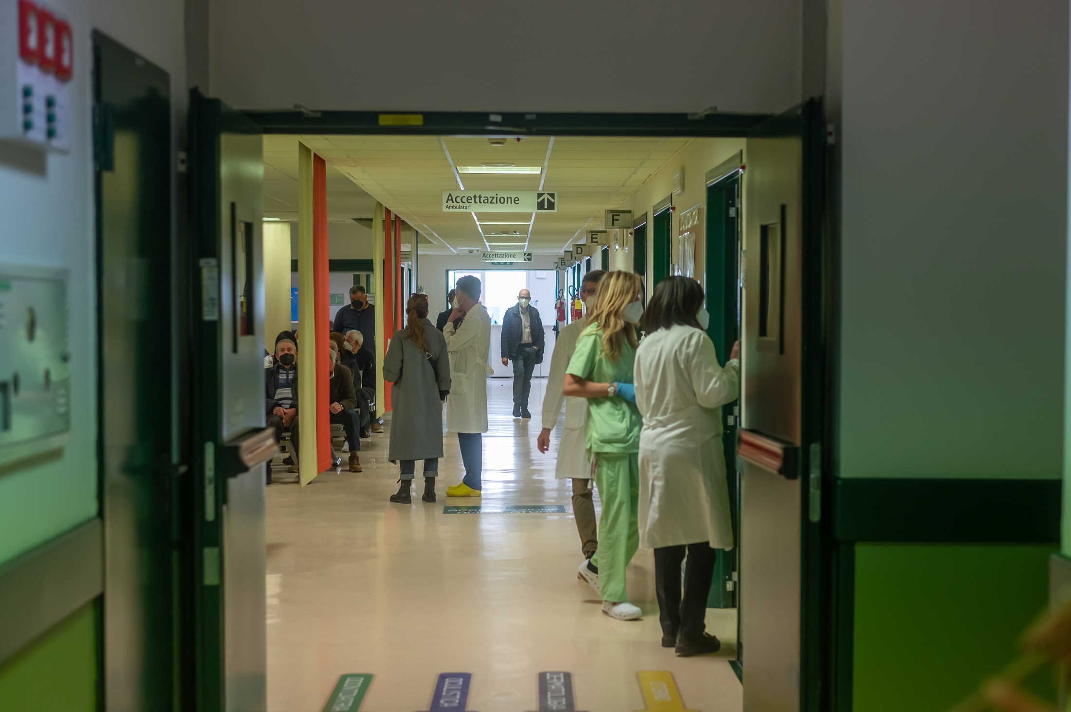 Colpito da infarto, guida fino in ospedale e cade a terra: è in ...