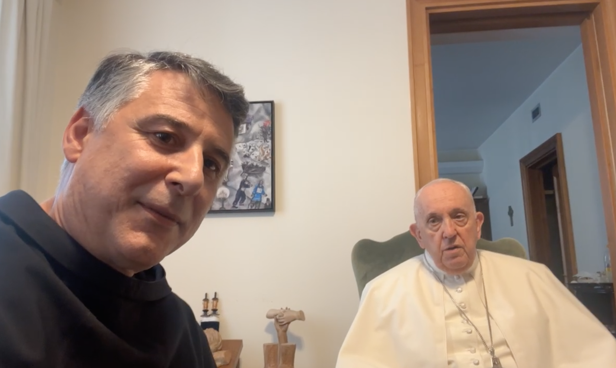 Scoop di padre Enzo, il Papa è in diretta sul suo Facebook