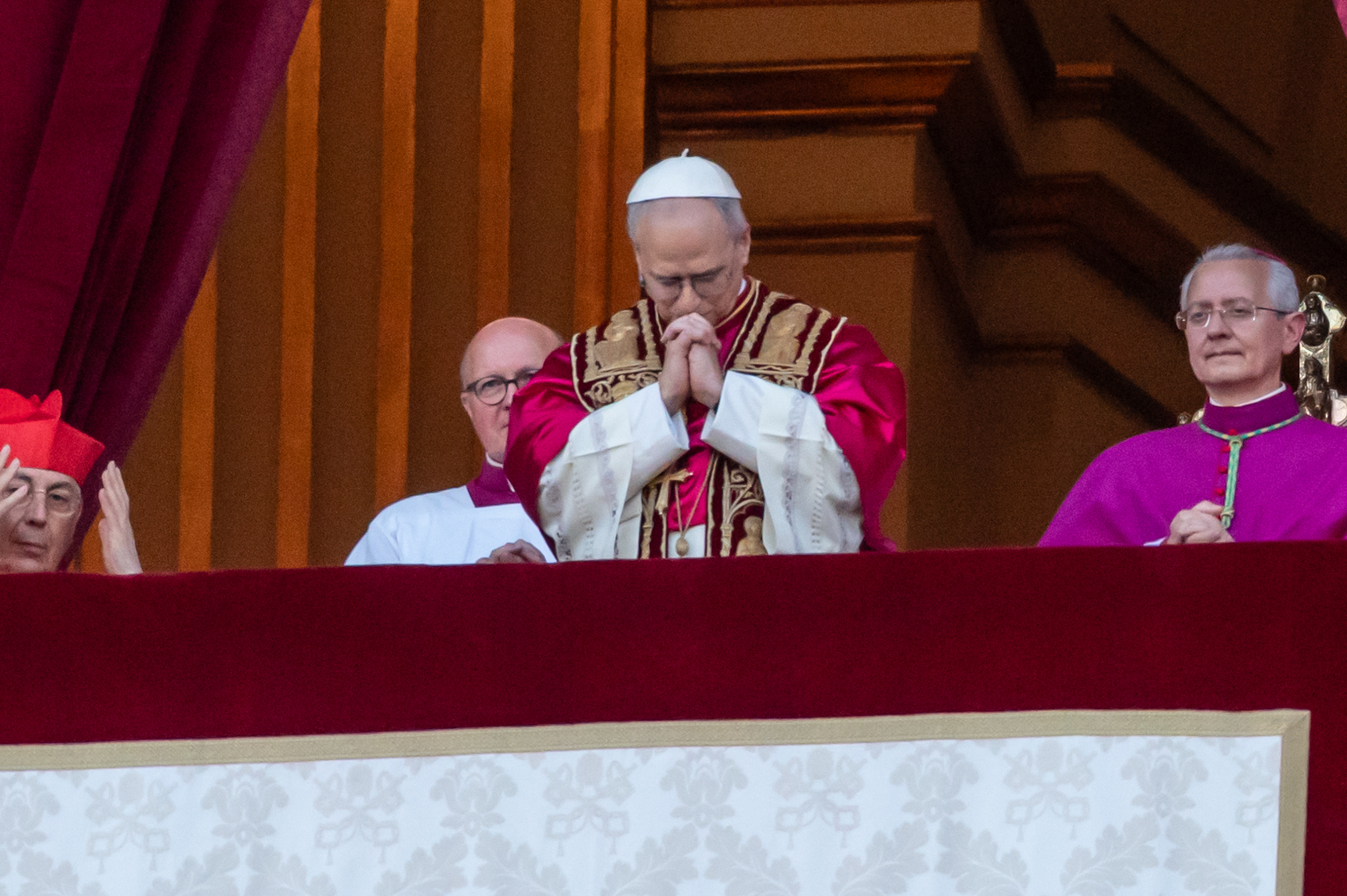 Il nuovo Papa Leone XIV saluta i fedeli a San Pietro: le foto - Umbria 24