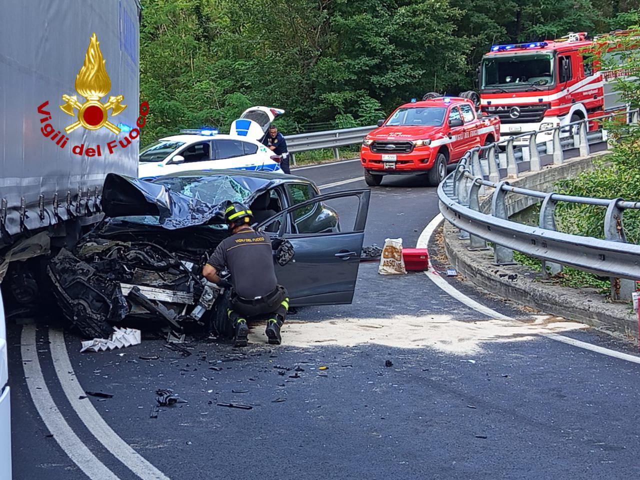 Incidente tra auto e camion sulla Pian d'Assino: due feriti - Umbria 24