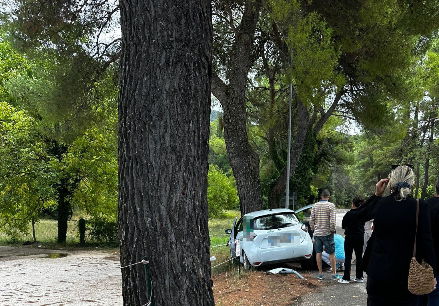 Sbanda con l'auto, invade la carreggiata opposta e si schianta contro ...