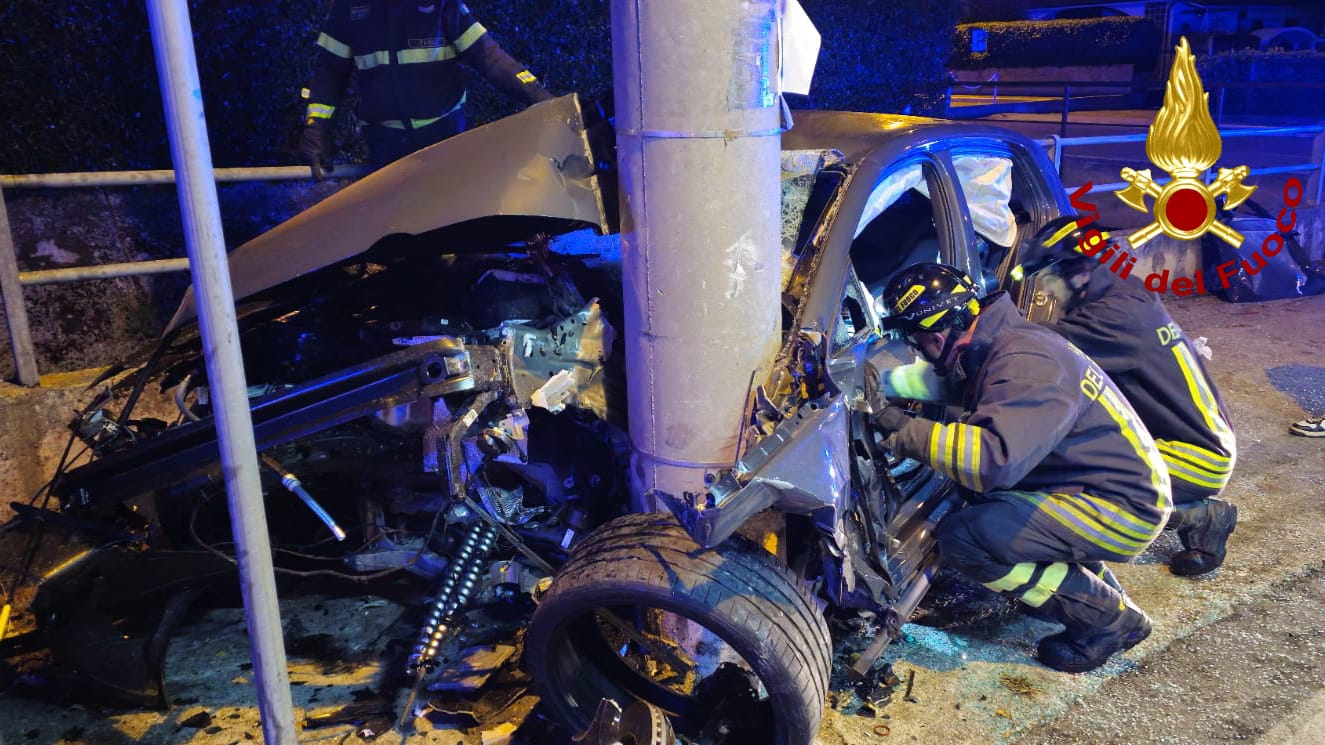 Terni, si schianta con l'auto contro un palo di cemento - Umbria 24