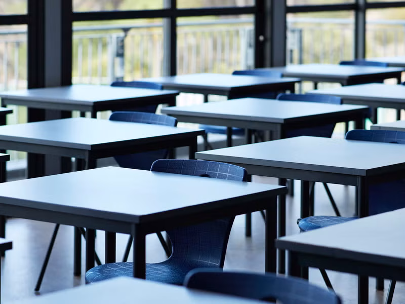 Infiltrazioni d’acqua e filo spinato esterno, urge piano manutenzioni scuole