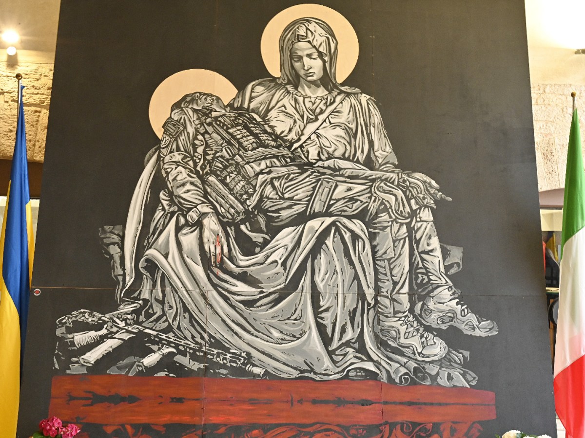 Todi, esposta fino al 7 aprile la ‘Pietà ucraina’: omaggio a un soldato caduto al fronte