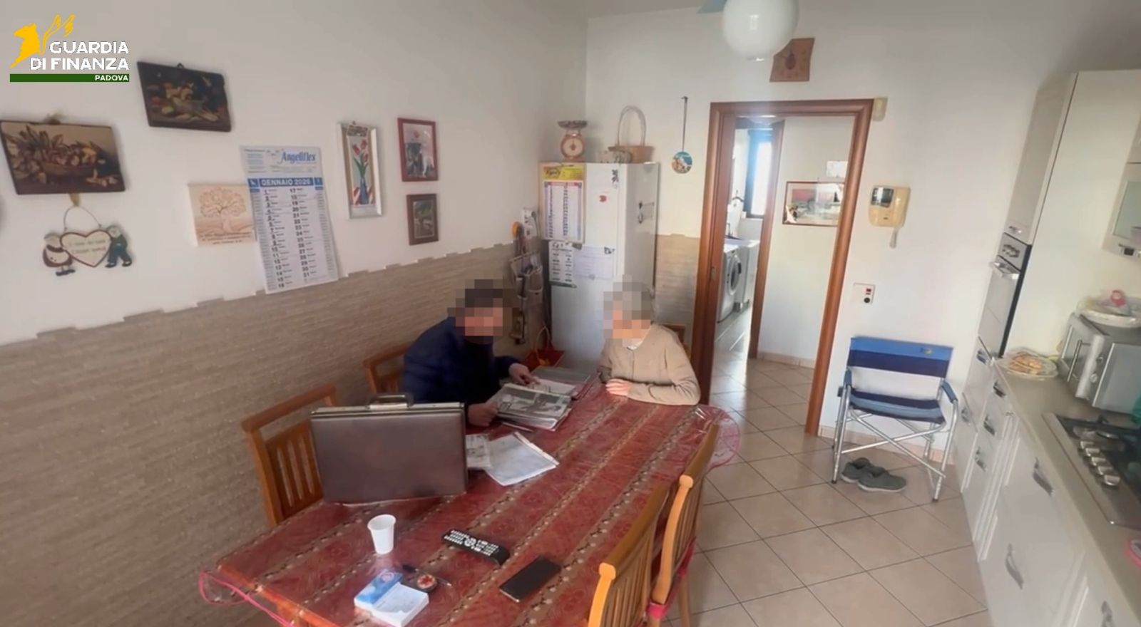 Gruppo criminale truffa anziane con vendite porta a porta, sequestrati beni per 2,5 milioni, immagine di approfondimento