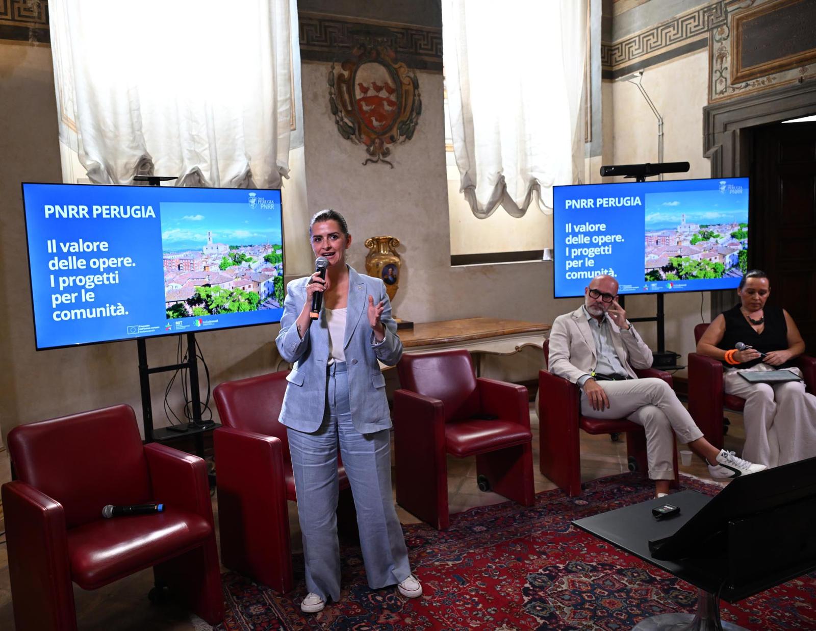 Sede comunale di Perugia con sindaca e assessore, durante conferenza stampa sul Pnrr e opere realizzate