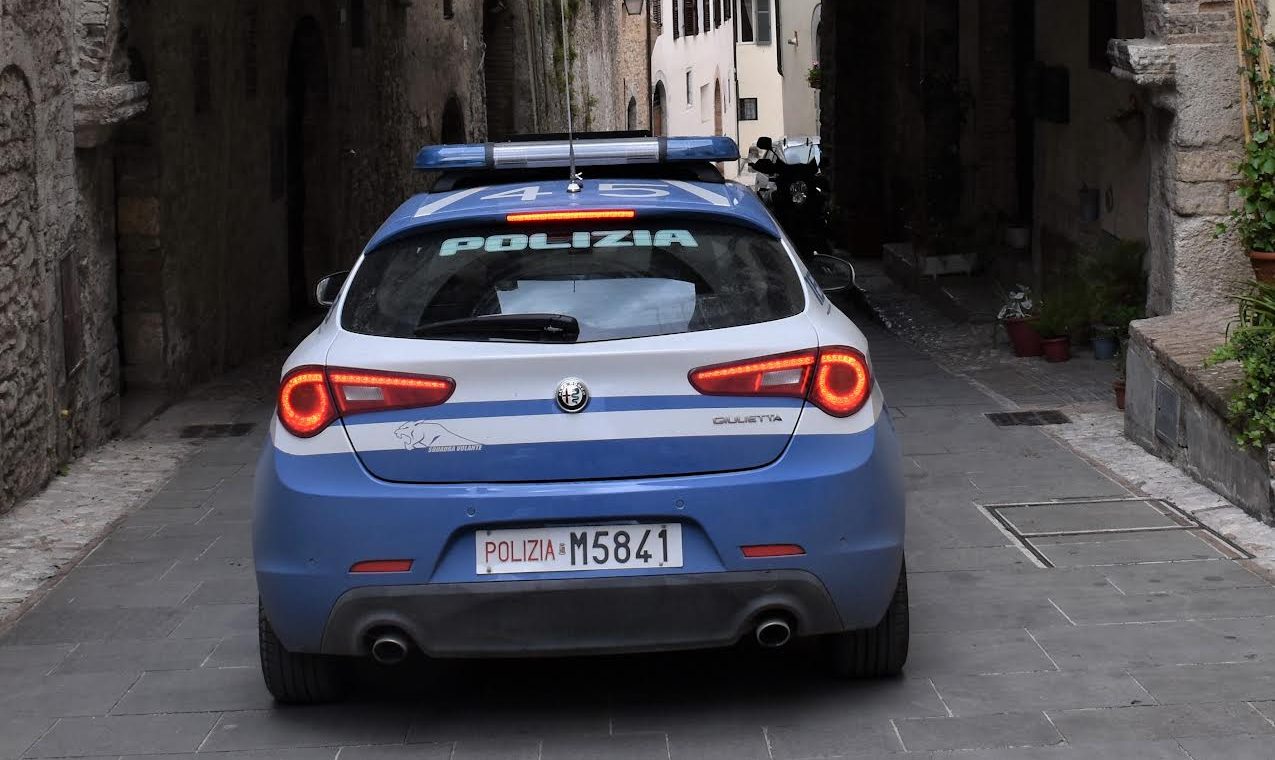 Auto della Polizia in una fotografia di repertorio pubblicata da Umbria24